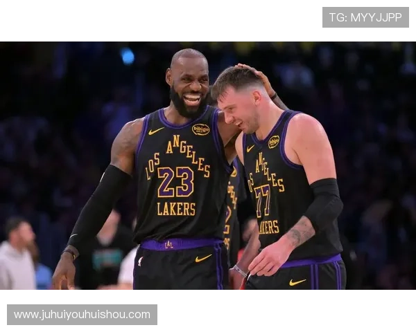 詹姆斯领衔湖人队大胜勇士 詹眉双核发挥出色助球队重返胜轨